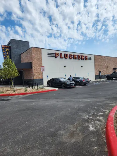 Pluckers Wing Bar – Alamo Ranch